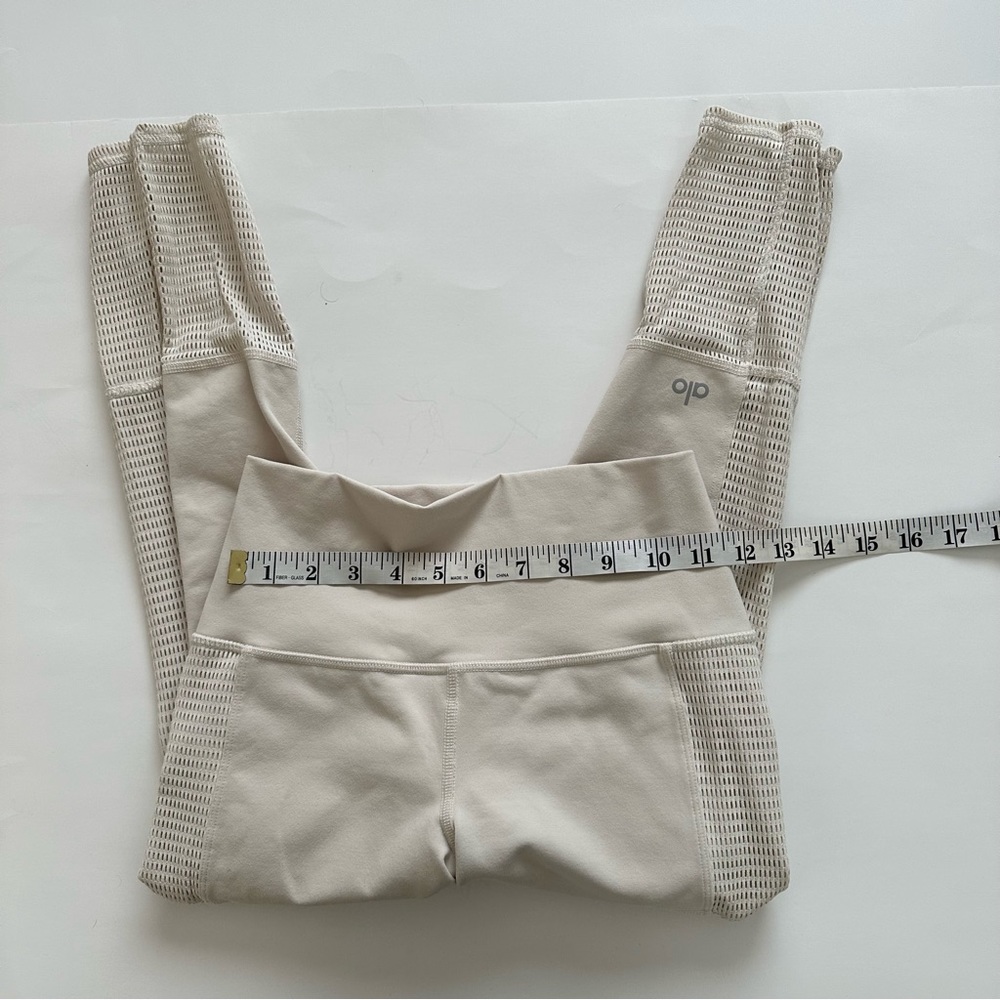 Alo Yoga Off The Grid Capri Color Bone Size Small - Picture 8 of 14